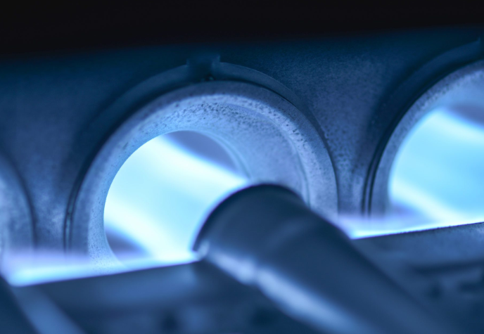 Qual é o dispositivo de ignição de forno mais comum?
